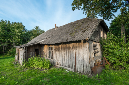 小房子小屋棚。可爱的夏季小屋在农村果园。特写