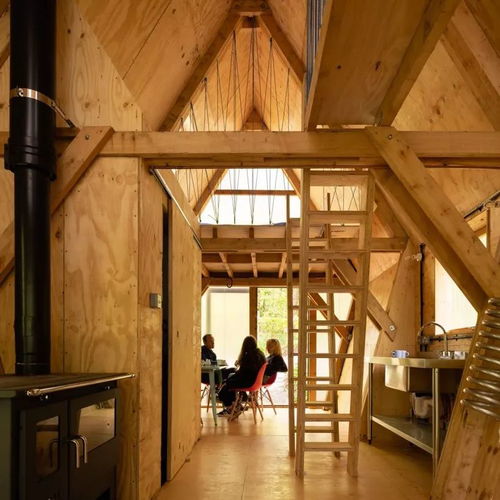 木材与施工废料建成的低成本可移动小屋